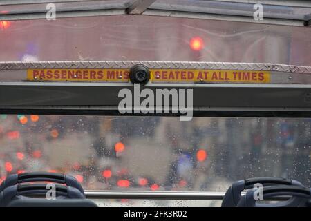 Reise USA: Warnschild für Passagiere in einem New York City Bus Stockfoto