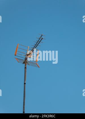 Telekommunikationsantenne unter einem klaren blauen Himmel auf einem sonnigen Tag Stockfoto