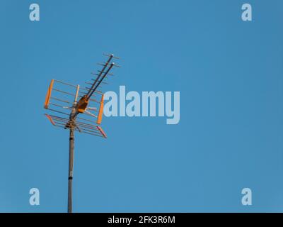 Telekommunikationsantenne unter einem klaren blauen Himmel auf einem sonnigen Tag Stockfoto
