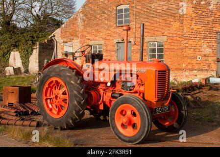 Ein Case Vintage Traktor, der in einem technischen Schrottplatz steht Stockfoto