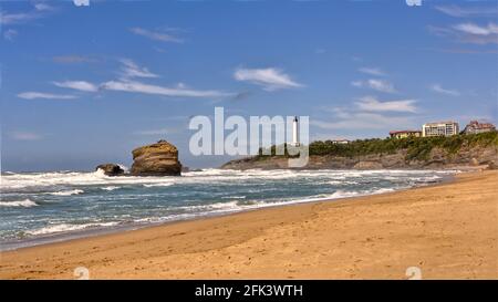 Strand und Leuchtturm in Biarritz, einer Stadt an der Atlantikküste im Département Pyrénées-Atlantiques im französischen Baskenland im Südwesten Stockfoto