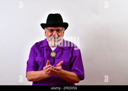 Ein älterer Mann war in eine angeregte Diskussion verwickelt Stockfoto