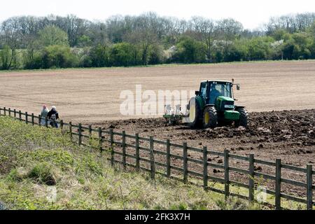 Ein John Deere 6430 Traktor pflügt, Easenhall, Warwickshire, England, Großbritannien Stockfoto
