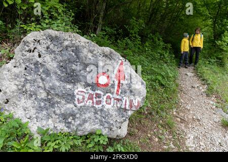 Mutter und Sohn wandern auf dem Sabotin-Berg im Frühjahr, Slowenien Stockfoto