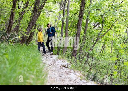 Mutter und Sohn wandern auf dem Sabotin-Berg im Frühjahr, Slowenien Stockfoto