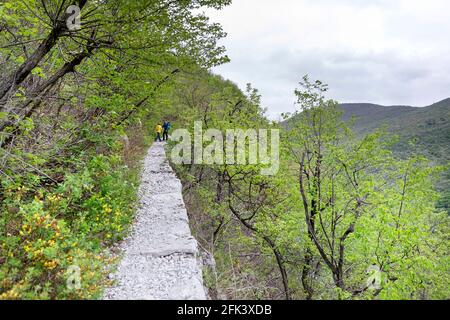 Mutter und Sohn wandern auf dem Sabotin-Berg im Frühjahr, Slowenien Stockfoto