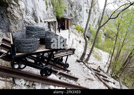 Ansicht des im Ersten Weltkrieg verwendeten Karren auf Wanderwegen, Sabotin, Slowenien Stockfoto