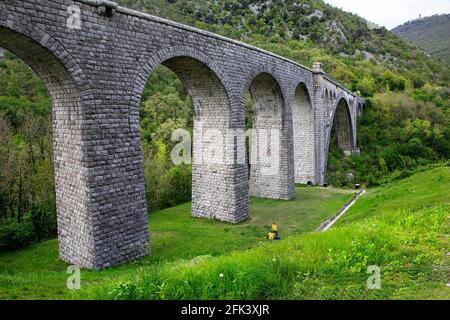 Mutter und Sohn unter der Solkan-Brücke am Soca (Isonzo), Slowenien Stockfoto