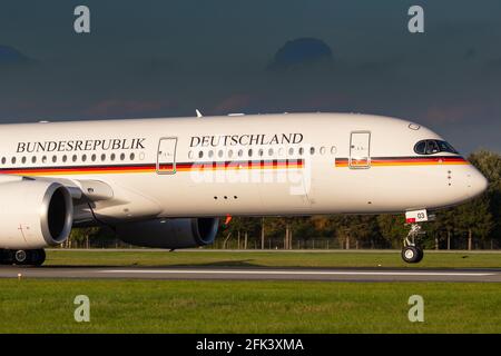 HAMBURG, 30. September 2020: Die deutsche Luftwaffe (/ GAF) nähert sich dem Hamburger Flughafen (EDDH/HAM) mit einem Airbus A350-941 A359 (10+03/416). Stockfoto