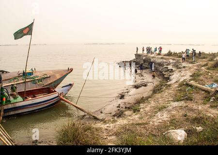 Massive Erosion des Flussufers. Ich habe dieses Bild am 12-02-2021 aus Bangladesch, Südasien, aufgenommen Stockfoto