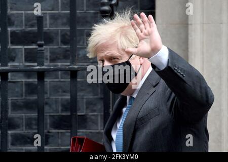 VEREINIGTES KÖNIGREICH. April 2021. Downing Street London 28. April 2021 Premierminister Boris Johnson verlässt No10 und geht nach Westminster, um seine wöchentlichen Fragen des Premierministers zu beantworten.Quelle: MARTIN DALTON/Alamy Live News Stockfoto
