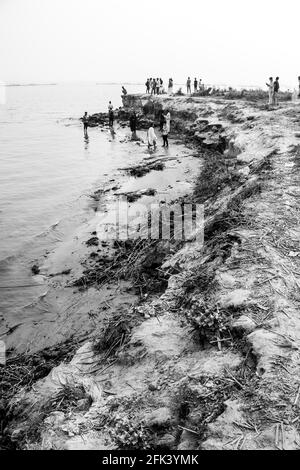 Massive Erosion des Flussufers. Ich habe dieses Bild am 12-02-2021 aus Bangladesch, Südasien, aufgenommen Stockfoto