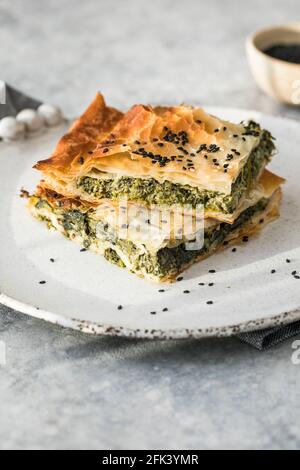 Hausgemachte griechische Spanakopita-Pastete mit biologischem Spinat Stockfoto