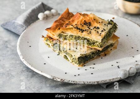 Hausgemachte griechische Spanakopita-Pastete mit biologischem Spinat Stockfoto