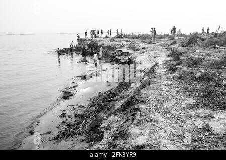 Massive Erosion des Flussufers. Ich habe dieses Bild am 12-02-2021 aus Bangladesch, Südasien, aufgenommen Stockfoto