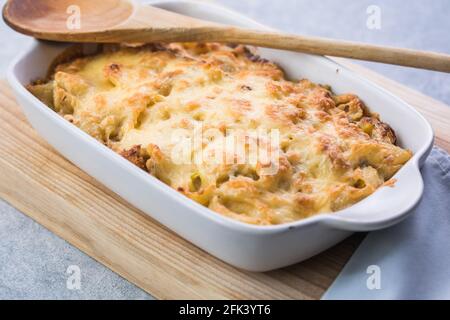 Tetrazzini - Hähnchenpastaauflauf in einer Backform mit Zutaten im Hintergrund, amerikanische Küche, Blick von oben Stockfoto