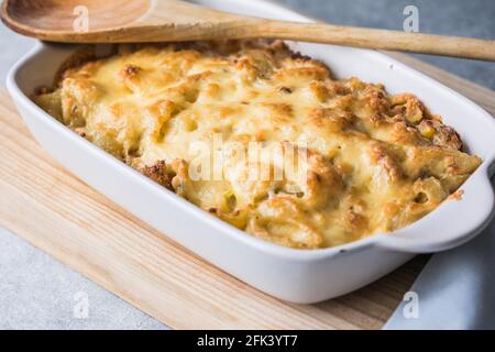 Tetrazzini - Hähnchenpastaauflauf in einer Backform mit Zutaten im Hintergrund, amerikanische Küche, Blick von oben Stockfoto