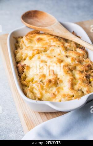 Tetrazzini - Hähnchenpastaauflauf in einer Backform mit Zutaten im Hintergrund, amerikanische Küche, Blick von oben Stockfoto