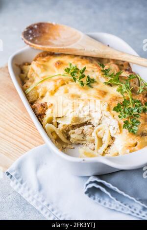 Tetrazzini - Hähnchenpastaauflauf in einer Backform mit Zutaten im Hintergrund, amerikanische Küche, Blick von oben Stockfoto