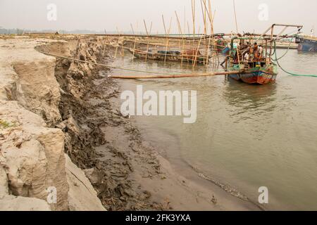 Massive Erosion des Flussufers. Ich habe dieses Bild am 12-02-2021 aus Bangladesch, Südasien, aufgenommen Stockfoto