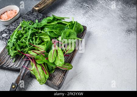 Frisches, gemischtes Gemüse, Spinat, mangold und Rucola. Weißer Hintergrund. Draufsicht. Speicherplatz kopieren Stockfoto