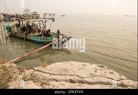 Massive Erosion des Flussufers. Ich habe dieses Bild am 12-02-2021 aus Bangladesch, Südasien, aufgenommen Stockfoto