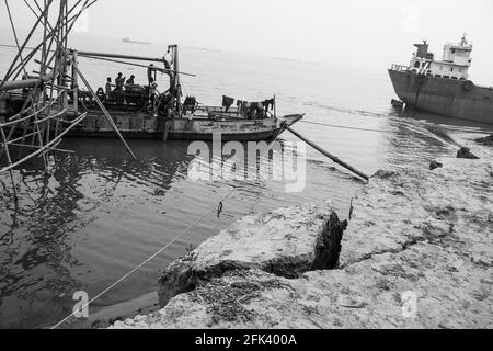 Massive Erosion des Flussufers. Ich habe dieses Bild am 12-02-2021 aus Bangladesch, Südasien, aufgenommen Stockfoto