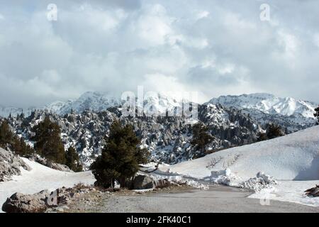 Schneebedeckte Berge an einem bewölkten Tag Stockfoto