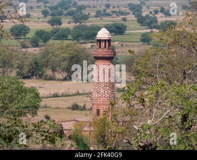 Ungewöhnlicher Turm, der hiran-Minar, am Fatephur sikri bei agra - geschmückt mit steinernen Elefantenzähnen Stockfoto