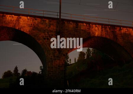 Altes Viadukt von der Dampfeisenbahn in bauma. Nachtfotos mit langer Exposition gegenüber den Sternen. Alte Eisenbahnbrücke in zürich Stockfoto
