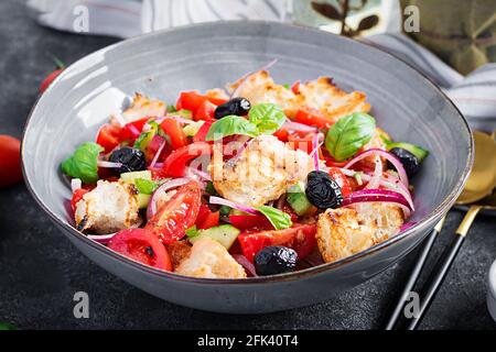 Toskanische Panzanella, traditioneller italienischer Salat mit Tomaten und Brot. Vegetarischer Panzanella-Salat. Mediterrane gesunde Lebensmittel. Stockfoto