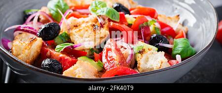 Toskanische Panzanella, traditioneller italienischer Salat mit Tomaten und Brot. Vegetarischer Panzanella-Salat. Mediterrane gesunde Lebensmittel. Banner Stockfoto
