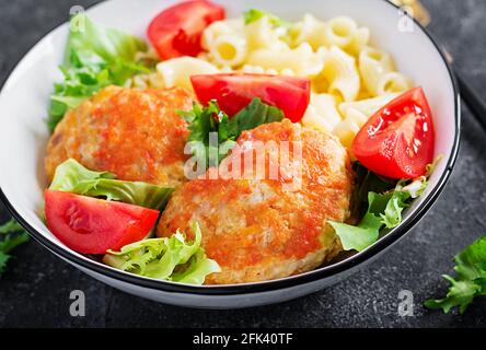 Creste Pasta und Hähnchenfleischbällchen in Tomatensauce. Stockfoto