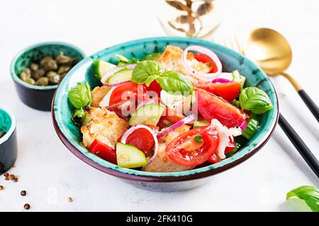 Traditionelle italienische Panzanella mit Tomatensalat mit Mozzarella, Kapern, roten Zwiebeln und Croutons. Sommersalat. Toskanischer Salat. Stockfoto