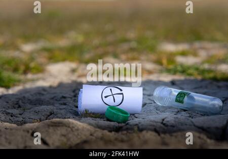 Selektive Scharfstellung von Geocaching (Schatzsuche) Werkzeuge auf dem Boden Stockfoto