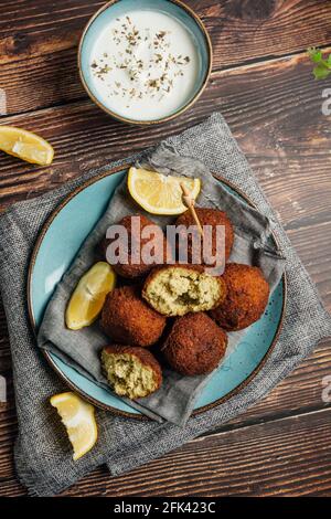 Teller mit köstlichen Falafel Gericht mit Joghurt-Sauce auf dem Tabelle Stockfoto