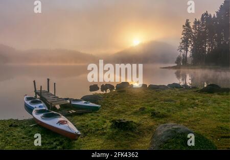 Mystisches Licht am frühen Morgen. Landschaft mit Shiroka polyana (weite Wiese) Rodophe Berg. Bulgarien Stockfoto