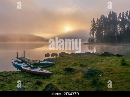 Mystisches Licht am frühen Morgen. Landschaft mit Shiroka polyana (weite Wiese) Rodophe Berg. Bulgarien Stockfoto