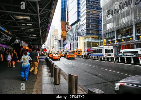 New York City, USA - 21. Juni 2018: Straßenszene in der 8th Avenue ein regnerischer Tag. Busbahnhof Port Authority Stockfoto