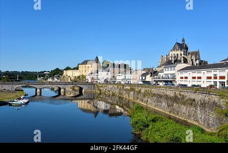 Fluss in der Stadt Mayenne mit Notre-Dame-Basilika und das Schloss, Gemeinde im Département Mayenne in Nordwest-Frankreich Stockfoto