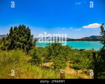 Monte Cotugno Dam Senise rund, Nationalpark Pollino, Basilikata, Italien. Stockfoto