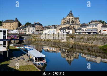 Fluss in der Stadt Mayenne mit Notre-Dame-Basilika und das Schloss, Gemeinde im Département Mayenne in Nordwest-Frankreich Stockfoto