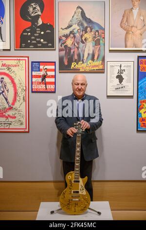 Bonhams, New Bond Street, London, Großbritannien. 28. April 2021. Eine Sammlung von Gitarren, signierten Plakaten und Musik-Welt-Erinnerungsstücken des weltbekannten Musikförderers und Produzenten Harvey Goldsmith CBE wird am 5. Mai im Bonhams' Entertainment Memorabilia Sale in Knightsbridge Saleroom angeboten. Bild: Das Hauptstück des Verkaufs ist eine mehrsignierte Les Paul Gold Top Guitar, die beim 30. Jubiläumskonzert von Bob Dylan unterzeichnet wurde. Schätzen Sie £10,000-15,000. Quelle: Malcolm Park/Alamy Live News. Stockfoto