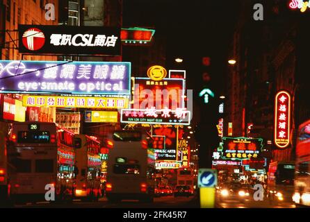 Beleuchtete Neon-Straßenschilder in der Nathan Road, Kowloon, Hongkong, China, Asien Stockfoto