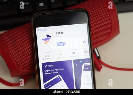 New York, USA - 26. April 2021: Rydoo Mobile App Logo, Telefon mit Icon, illustrative Editorial Stockfoto