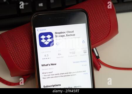 New York, USA - 26. April 2021: Logo der mobilen Dropbox-App, Telefon mit Symbol, illustratives Editorial Stockfoto