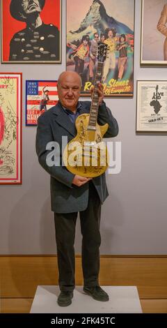 Bonhams, New Bond Street, London, Großbritannien. 28. April 2021. Eine Sammlung von Gitarren, signierten Plakaten und Musik-Welt-Erinnerungsstücken des weltbekannten Musikpromoters und Produzenten Harvey Goldsmith CBE (im Bild) wird am 5. Mai im Bonhams' Entertainment Memorabilia Sale im Knightsbridge Saleroom angeboten. Bild: Das Hauptstück des Verkaufs ist eine mehrsignierte Les Paul Gold Top Guitar, die beim 30. Jubiläumskonzert von Bob Dylan unterzeichnet wurde. Schätzen Sie £10,000-15,000. Quelle: Malcolm Park/Alamy Live News. Stockfoto