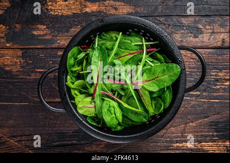 Frisches, rohes, gemischtes Gemüse, Spinat, mangold und Rucola. Dunkler Holzhintergrund. Draufsicht Stockfoto