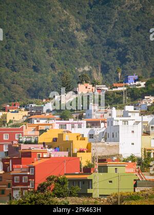 Farbenfrohe Häuser auf einem Hügel im Dorf von La Quinta auf Teneriffa Spanien Stockfoto