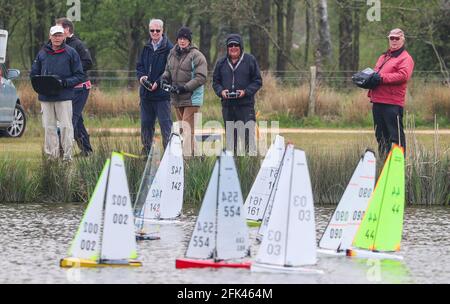 Eastleigh, Hampshire. April 2021. Wetter in Großbritannien. Modelljacht-Rennen an einem grauen Nieseltag im Lakeside Country Park in Eastleigh in der Nähe von Southampton, Hampshire. Credit Stuart Martin/Alamy Live News Stockfoto
